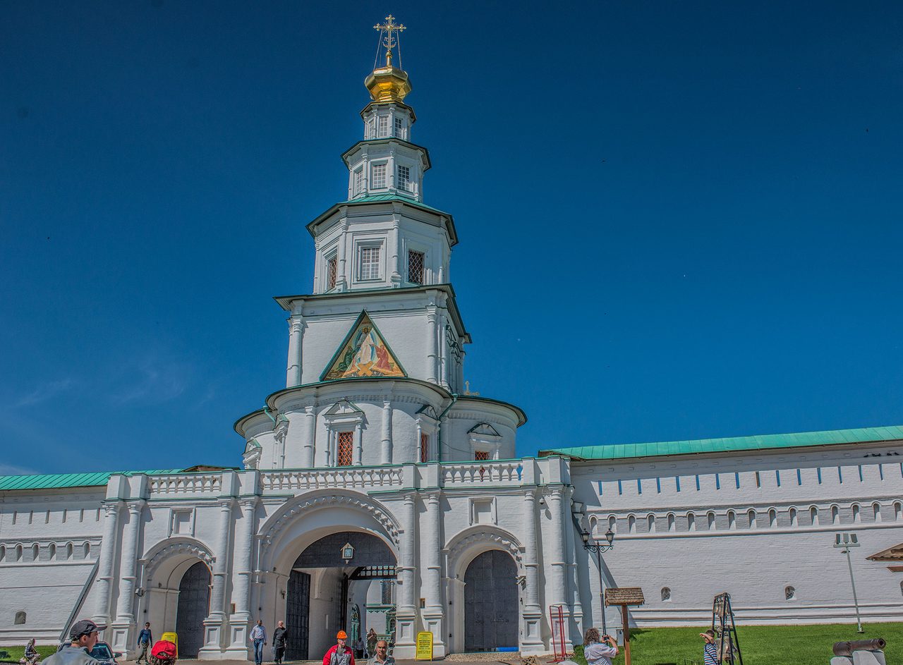 Ворота монастыря достаточно красивы