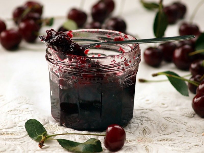 Вишневое варенье обладает приятным вкусом и ароматом