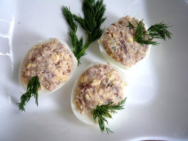 Яйца, фаршированные паштетом