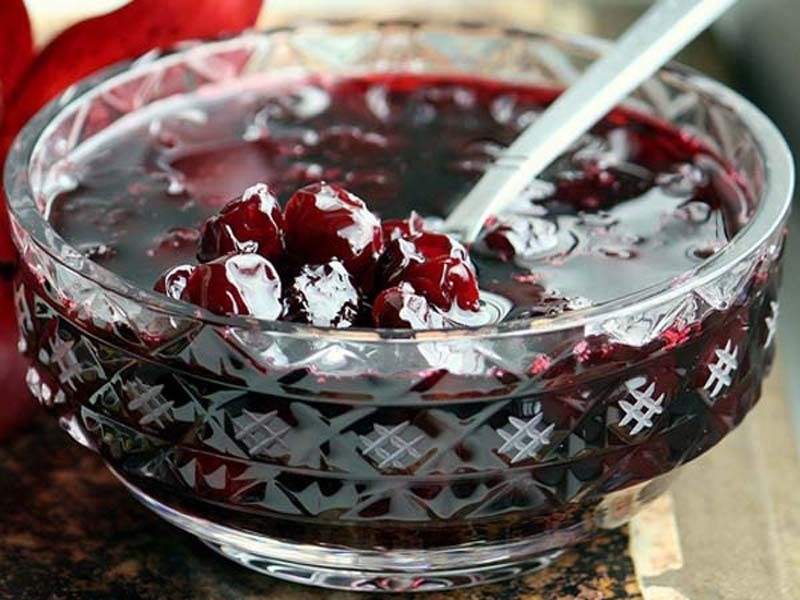 Идеальное соотношение при варке варенья из вишен - 1 кг ягод на 1 кг сахара