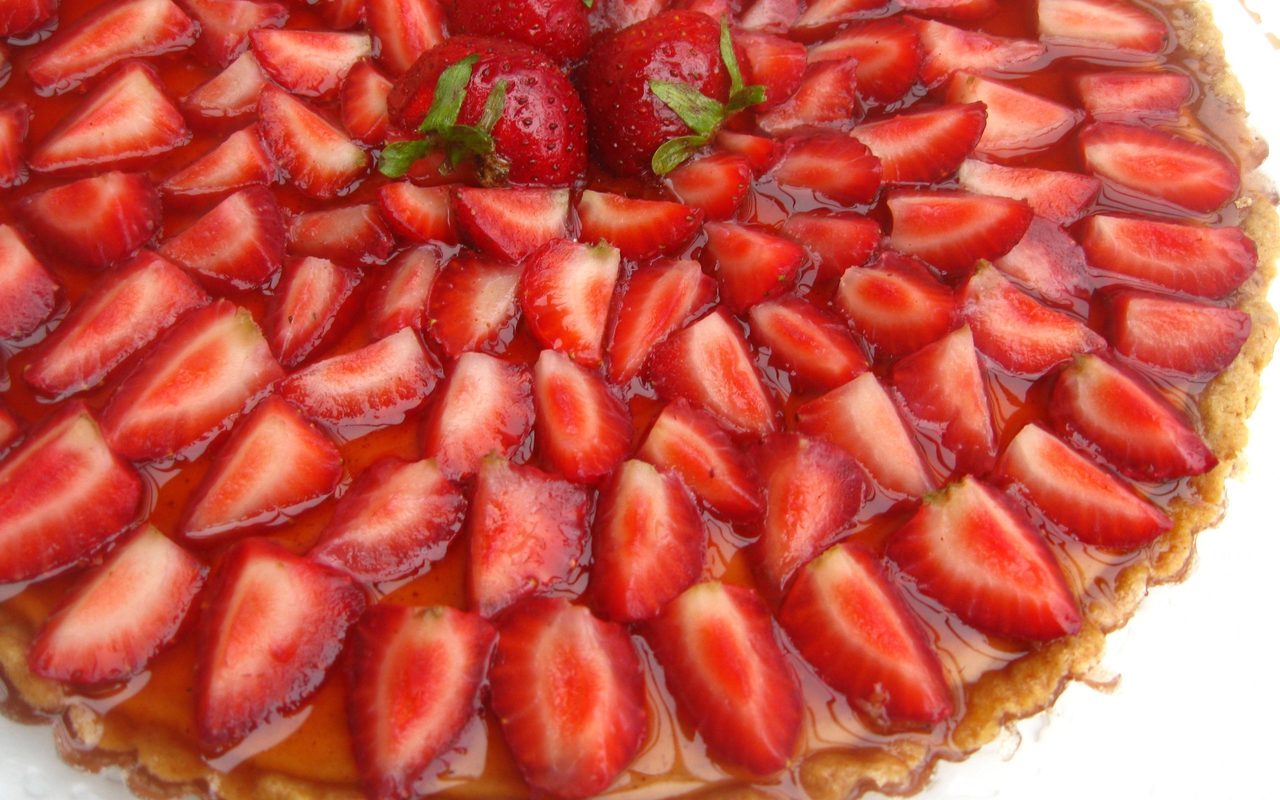 Сладкая пицца с клубникой.