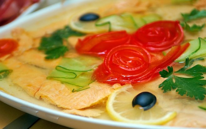 Заливная рыба с лимоном и маслинами.