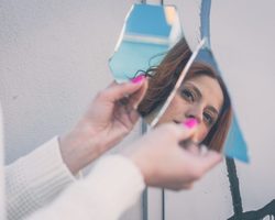 Что делать, если разбилось зеркало дома, в квартире, в ванной, на работе: молитва, заговор. К чему разбивается зеркало: приметы
