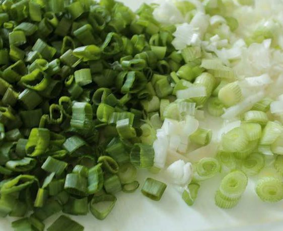 Куриное филе с кабачками: шинкуем лук