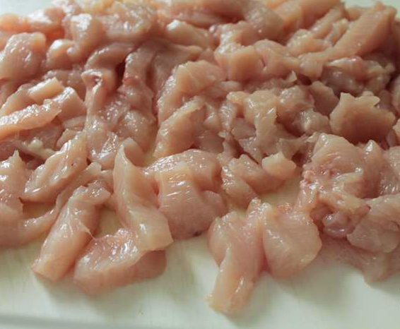 Куриное филе с кабачками: шинкуем грудинку