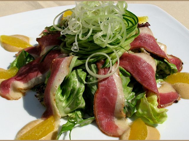 9 самых вкусных рецептов салата Айсберг. Как приготовить салат Айсберг с авокадо, огурцами, помидорами, курицей, тунцом, капустой, крабовыми палочками и помидорами?