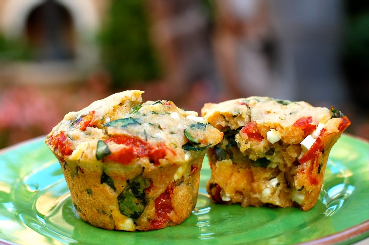 Маффины с беконом, курицей, сладким перцем и зеленью