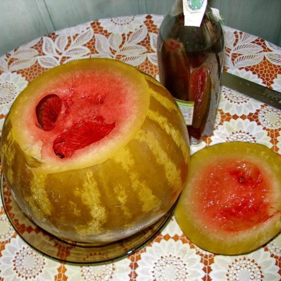 Соленый в бочке арбуз