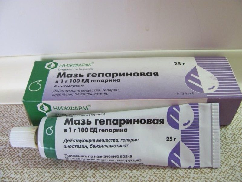 При ушибе ногтя часто используют гепариновую мазь