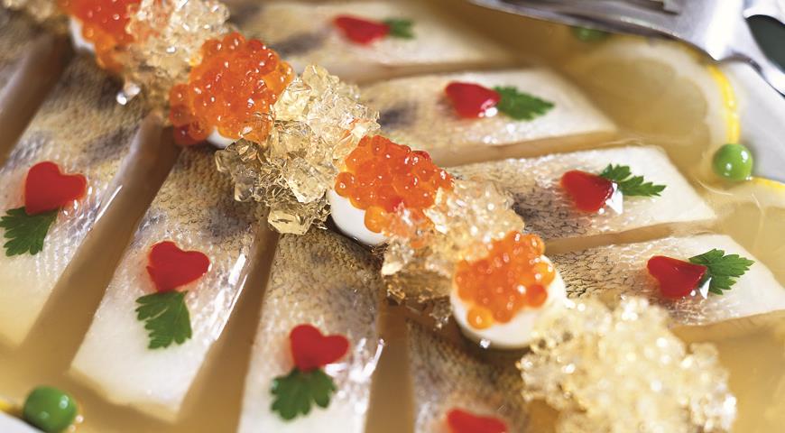 Заливная рыба, украшенная икрой и крошками желе.