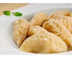 Вареники: лучшие рецепты. Как приготовить вкусные вареники с творогом и вишней, клубникой, шпинатом, чесноком, картошкой, ленивые?