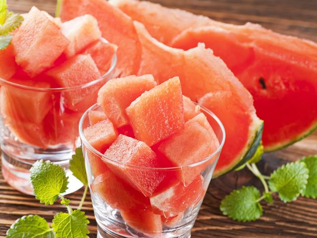 Что можно приготовить из арбуза? Салат арбузная долька с курицей: пошаговый рецепт, арбузное варенье, смузи, наливка, повидло, торт
