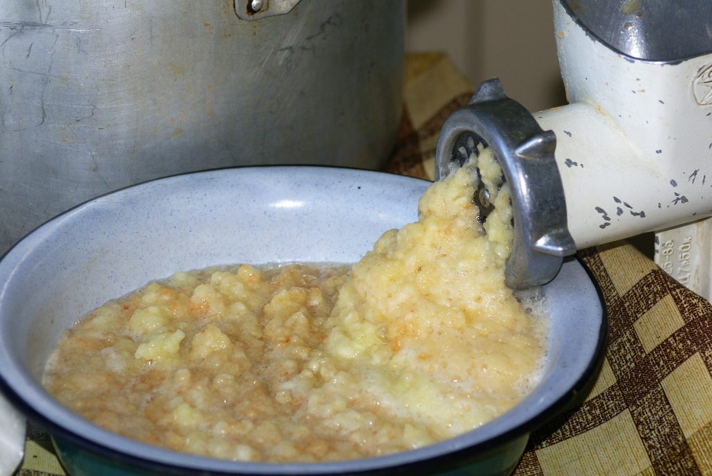 Мягкие яблоки гомогенизируют.