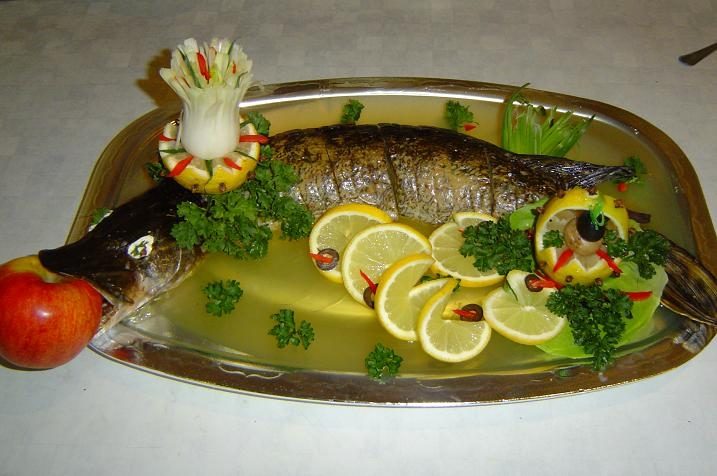 Заливное из фаршированной рыбы.