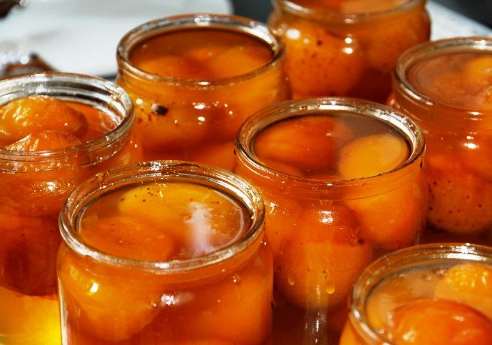 Абрикосовое варенье с косточками: обратите внимание на степень наполненности банки