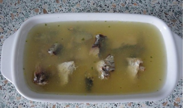 Заливное из консервированной рыбы.