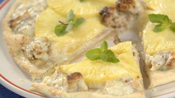 Сладкая пицца с ананасами.