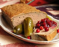 Вкусный паштет из свиной печени со свиной головой, легким, сердцем, с куриной и говяжьей печенью. Как приготовить печеночный паштет из свиной печени с морковью?