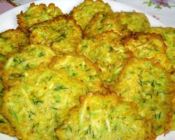 Что приготовить из кабачков быстро и вкусно? Кабачки фаршированные фаршем, мясом и рисом, запеченные с сыром, помидорами, чесноком и майонезом, в кляре, жареные, по-корейски, драники, котлеты, язычки, суп, суп-пюре из кабачков, куриное филе, овощное рагу с баклажанами и кабачками: лучшие рецепты, видео