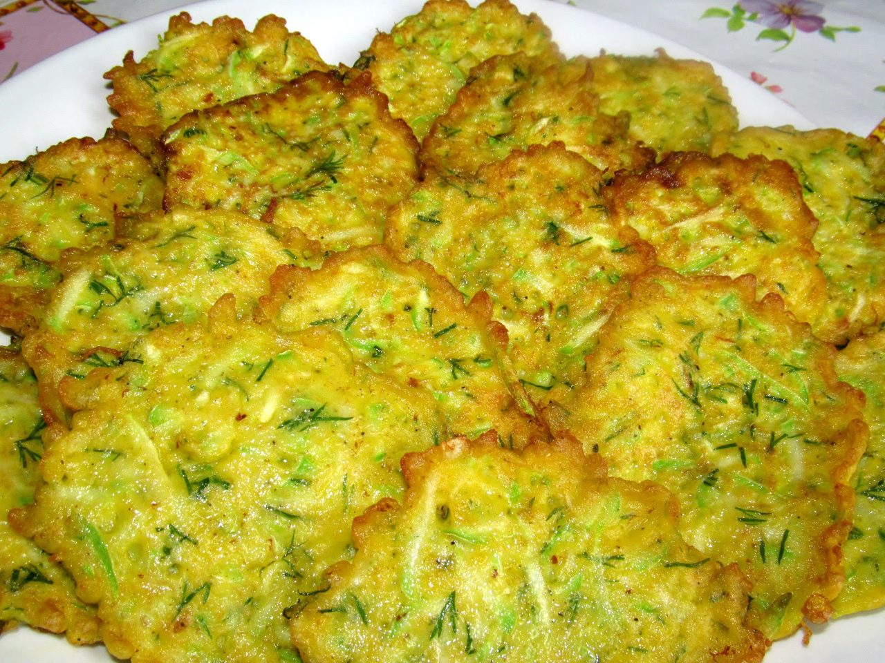 Что приготовить из кабачков быстро и вкусно? Кабачки фаршированные фаршем, мясом и рисом, запеченные с сыром, помидорами, чесноком и майонезом, в кляре, жареные, по-корейски, драники, котлеты, язычки, суп, суп-пюре из кабачков, куриное филе, овощное рагу с баклажанами и кабачками: лучшие рецепты, видео