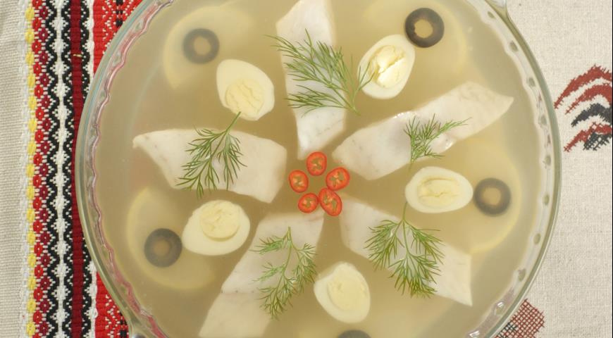 Рыба заливная с майонезом.