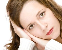 К чему горит правое и левое ухо, горят уши: приметы по дням недели