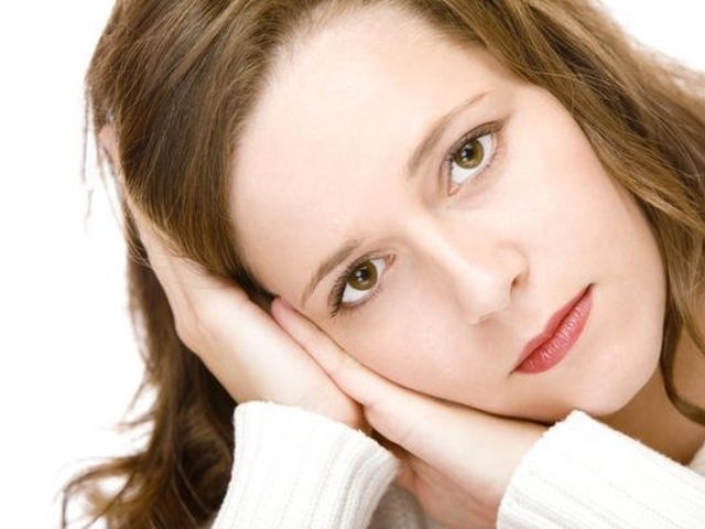 К чему горит правое и левое ухо, горят уши: приметы по дням недели