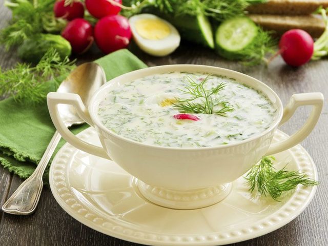 Окрошка с колбасой классическая: рецепт. Как приготовить вкусную окрошку с квасом и без кваса, на кефире, пиве, томатном соке, минералке, воде со сметаной