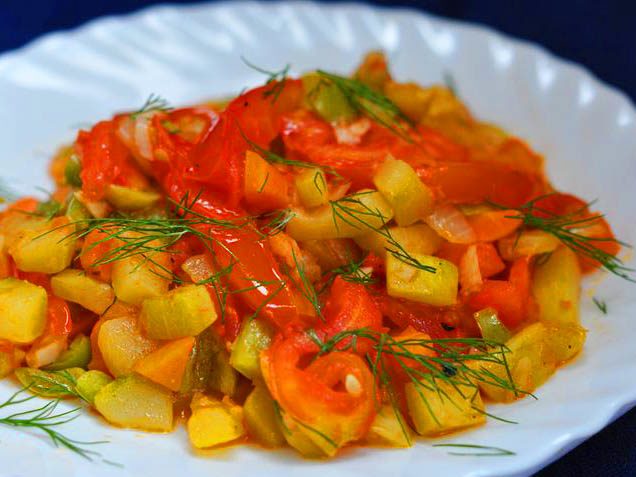 Вкусное сочетание - кабачки с помидорами и нежным чесноком