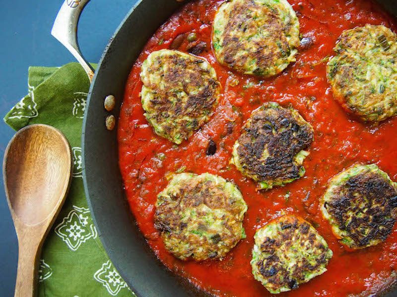 Котлеты из кабачка могут быть из без добавления курицы - тогда получится легкое вегетарианское блюдо