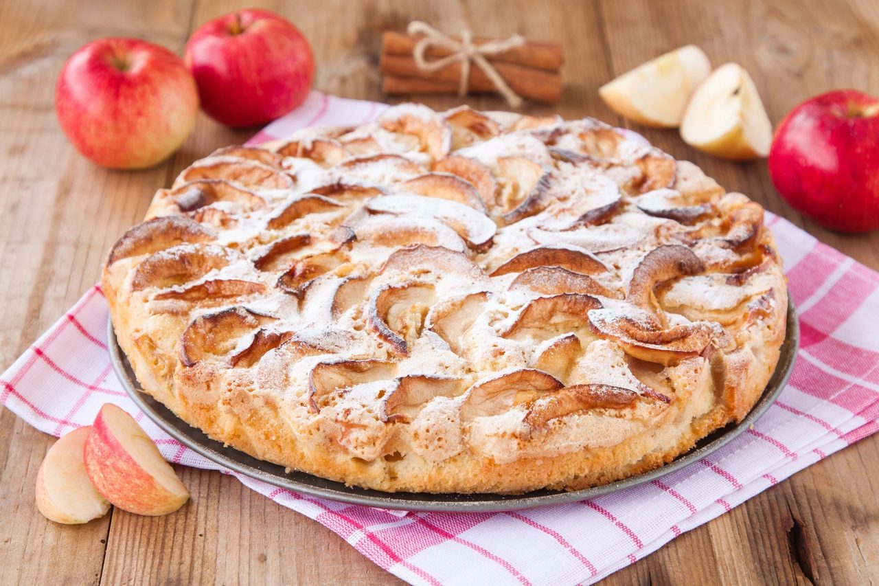 Шарлотка с яблоками