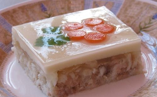 Рыбное заливное с топом из белого желе.