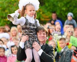 Что нужно к 1 сентября родителям? Как одеть первоклассницу(ка) на 1 сентября, как одеться маме, что подарить учителю?