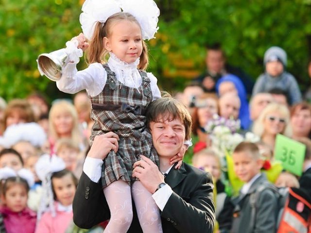 Что нужно к 1 сентября родителям? Как одеть первоклассницу(ка) на 1 сентября, как одеться маме, что подарить учителю?
