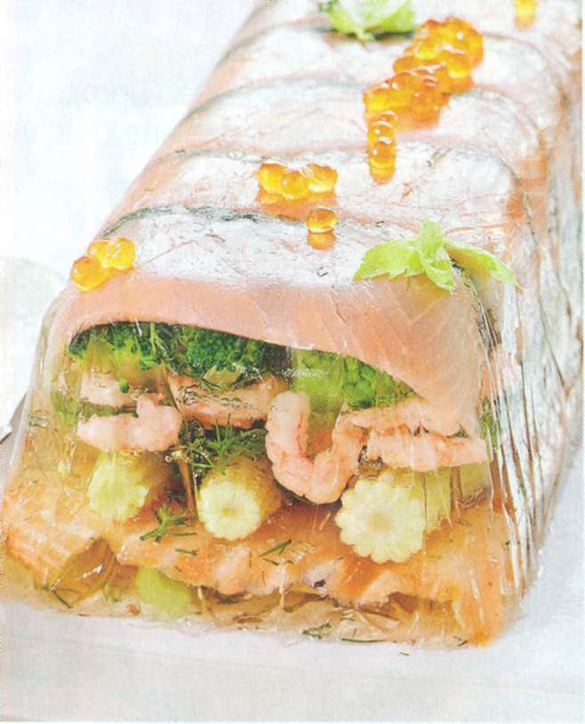 Рыбное заливное с морепродуктами и овощами.