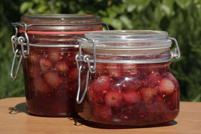 Варенье из крыжовника и смородины.