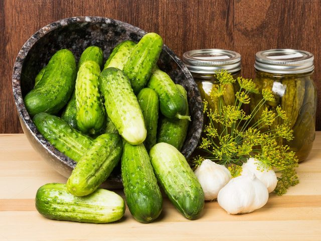 Рецепт вкусных маринованных огурцов на зиму хрустящих, кисло сладких, с уксусом и без уксуса, с горчицей, корицей, гвоздикой на литровую банку