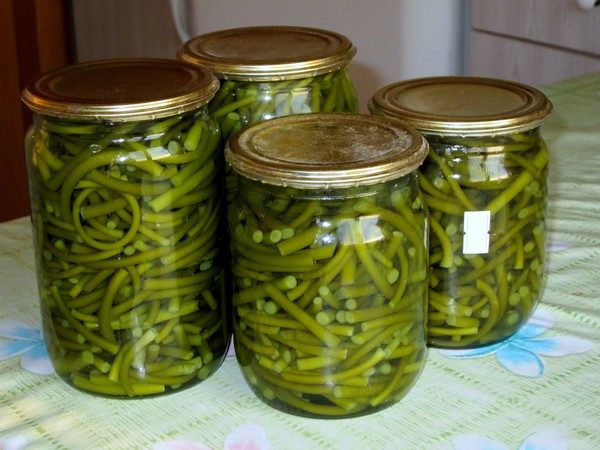 Маринованные стрелки чеснока быстрого приготовления.