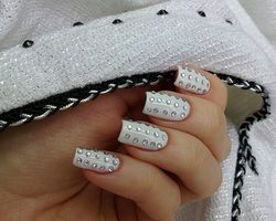 Стразы на ногтях. Как сделать красивый и стильный дизайн ногтей со стразами Сваровски, прозрачными, черными и цветными? Красивые рисунки и узоры стразами на ногтях: корона, стрекоза, бантик
