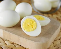 Как и сколько варить куриные, утиные, индюшачьи и гусиные яйца? Как правильно варить яйца в микроволновке, пароварке, мультиварке, в кастрюле на электрической плите, на газу?