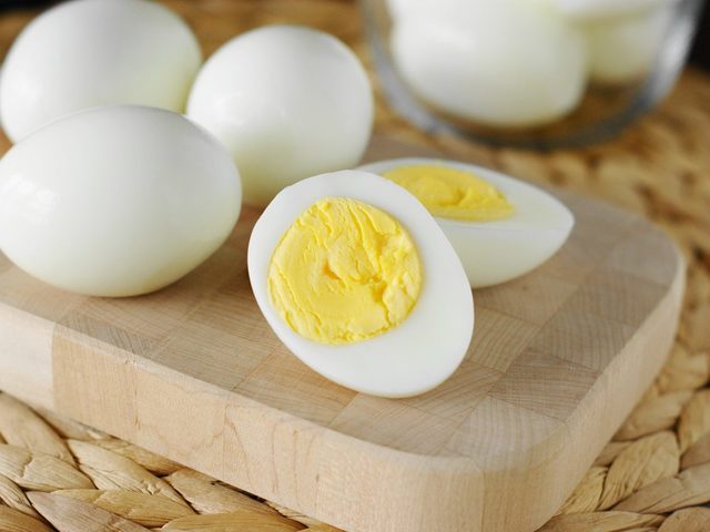 Как и сколько варить куриные, утиные, индюшачьи и гусиные яйца? Как правильно варить яйца в микроволновке, пароварке, мультиварке, в кастрюле на электрической плите, на газу?