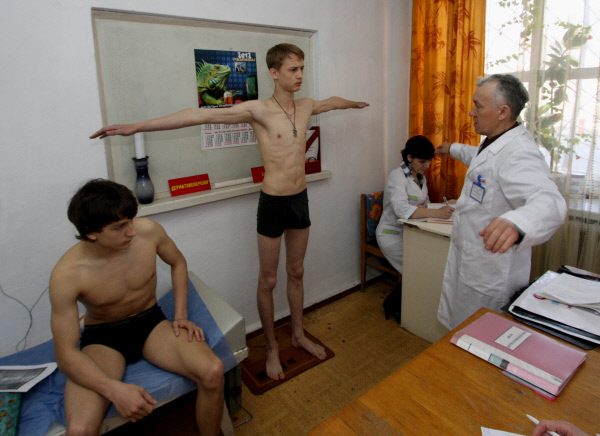 1111914 04.05.2012 призывники на приеме у хирурга в призывном пункте отдела военного комиссариата приморского края по городу уссурийску. виталий аньков/риа новости