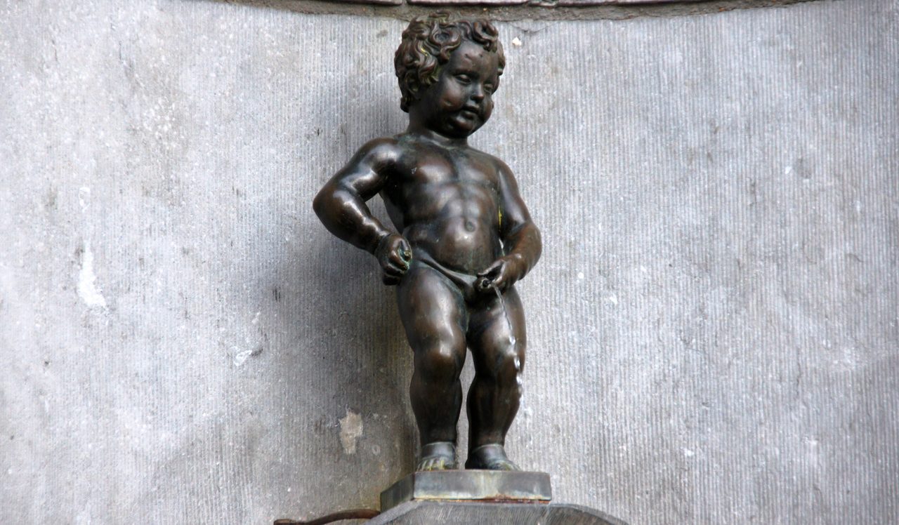 Manneken pis - знаменитая скульптура писающего мальчика в брюсселе