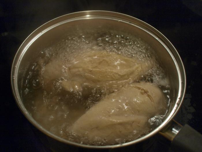 Когда курица закипит, ее нужно накрыть крышкой.