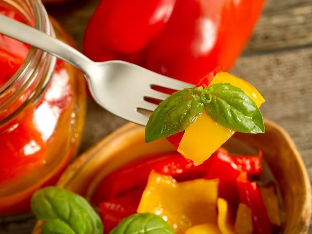 Как мариновать острый стручковый, сладкий, горький, чили, болгарский перец на зиму? Рецепты маринованного и консервированного перца на зиму в банках, без стерилизации, с растительным маслом
