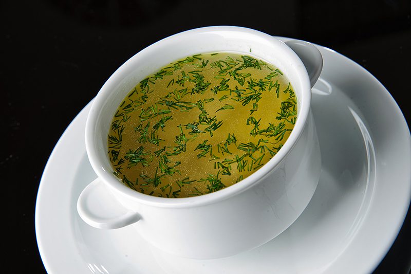 Вкусный бульон получится, если варить курицу целиком.