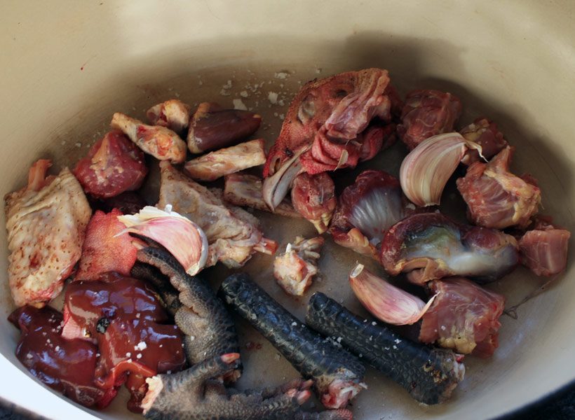 Вкусный бульон получается из куриных потрошков.