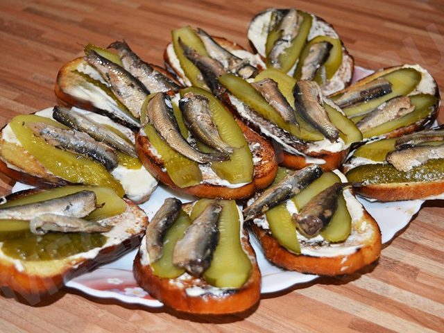 Бутерброды со шпротами: рецепты. Как приготовить вкусные бутерброды со шпротами с яйцом, жареным черным хлебом, батоном, помидорами, огурцом, лимоном, чесноком?