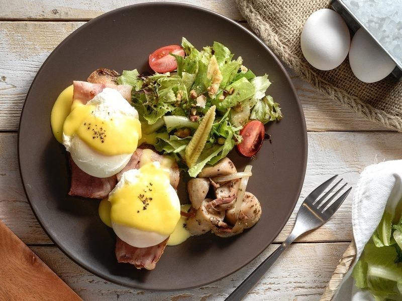 Яйцо бенедикт - это яйцо пашот с вкусным дополнением в виде ветчины, хлеба и соуса