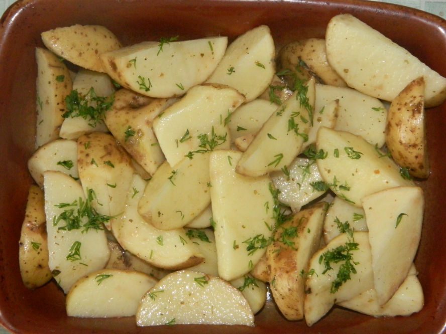 Молодая картошка кусочками в микроволновке